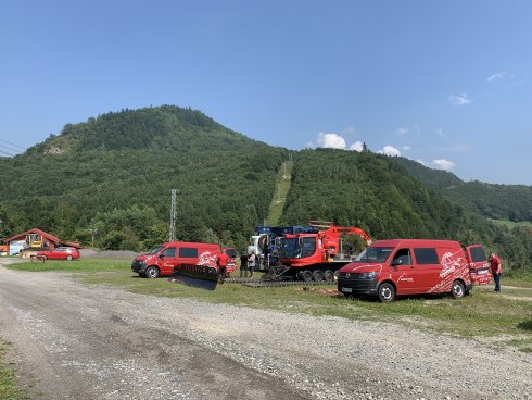 Servisné vozidlá TopKarMoto SK v prostredí malebných hôr.
