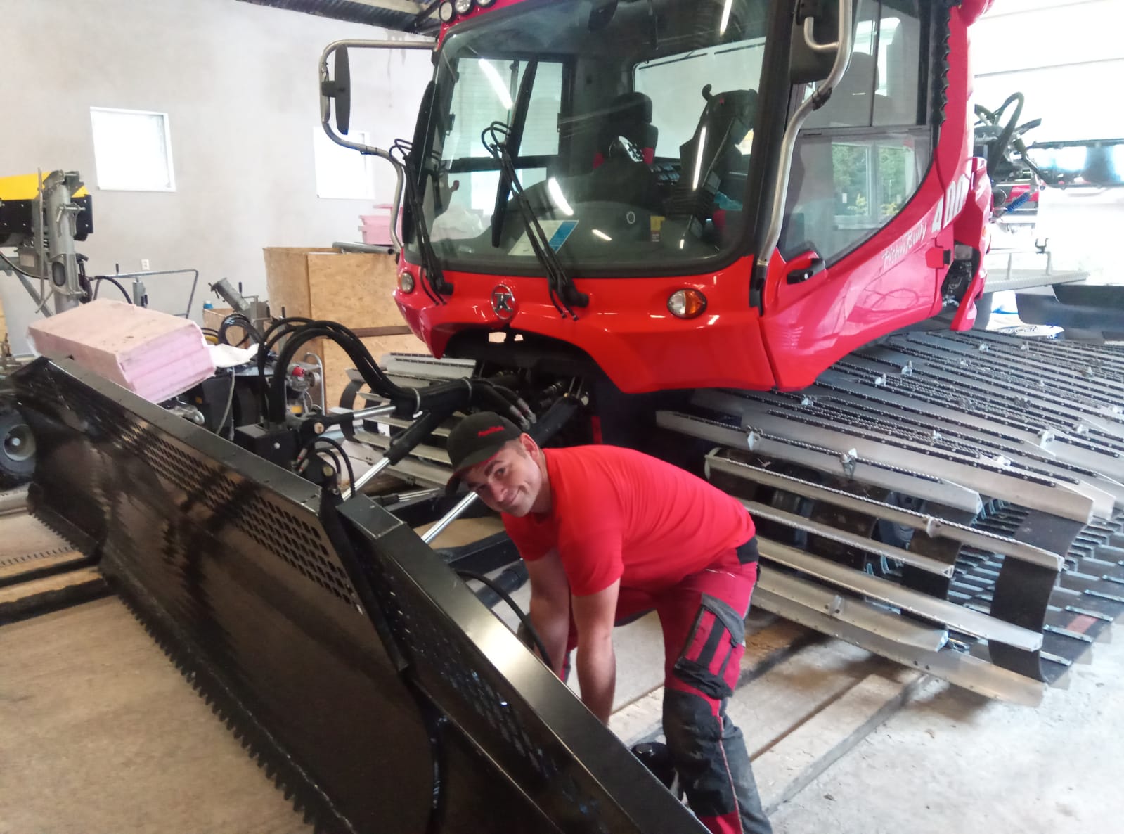 Posezónny servis PistenBully v Drozdove