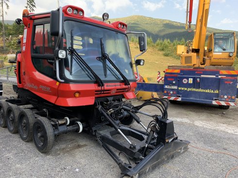 Stroj PistenBully 300W Kandahar pripravený na svoj prevoz z Tatier na Oravu.