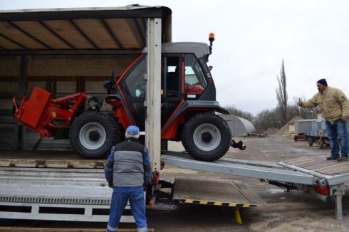 Hurá! Už ho vedúci servisu Pavol Belan za pomoci servisného technika Pálfyho vykladajú.