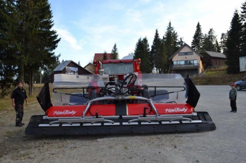 Zmontovaná rolba PistenBully 400 zozadu.