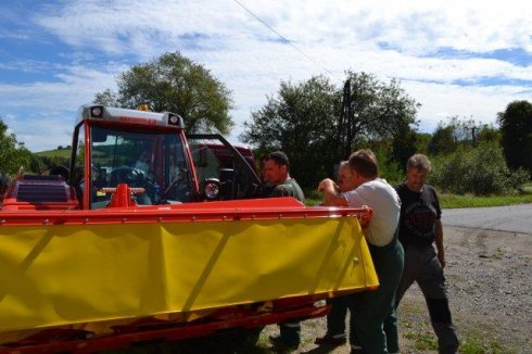 Budúca Obsluha z Lesov SR odštepný závod Prešov páni: Michal Štefánik, Viliam Koncový, Jiří Fech a Dušan Valášik počas školenia vodičov na stroj Reform Metrac H7 RX