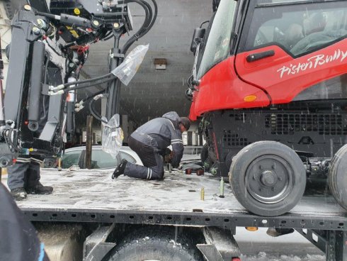 Servisný mechanik Robert zabezpečuje vykládku stroja z kamióna.