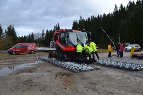 Servisní mechanici TopKarMoto, Robo a Ondra, upevňujú predný nosník na stroj.