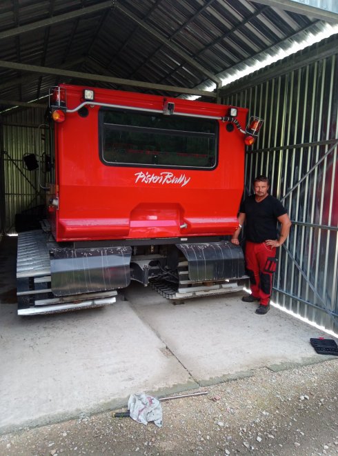 Servis bol vykonávaný na stroji PistenBully 100 SCR.