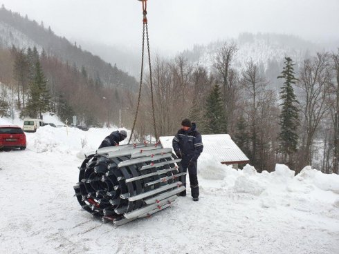 Naši kolegovia z tímu TopKarMoto SK pripravujú kombi pásy.