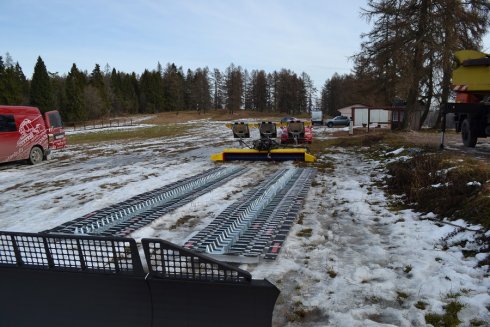 Všetko je pripravené na usadenie rolby PistenBully 100 SCR do pásov.