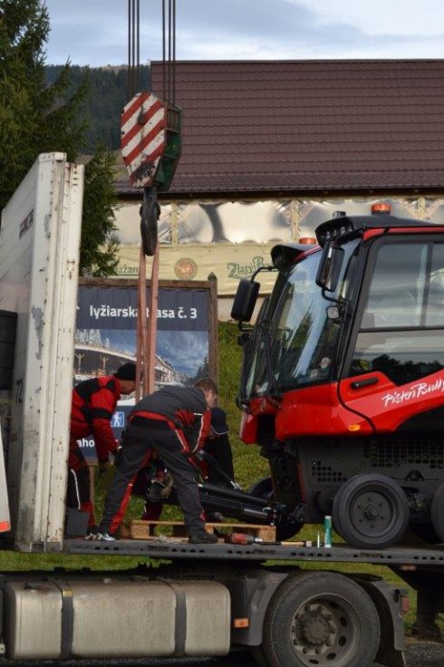 Mechanici Ivan, Robo a Zdeněk montujú predný nosník radlice.