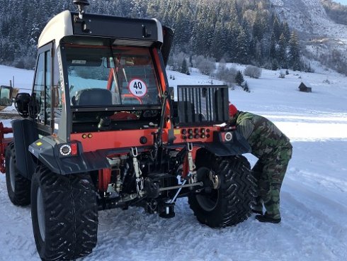 Náš hlavný servisný mechanik Pavol Belan vykonáva poslednú kontrolu stroja.