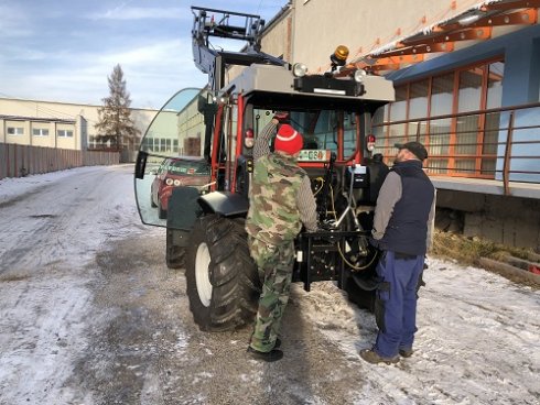 Vzadu pod ochranou mriežkou sa ukrývajú filtre klimatizácie stroja.