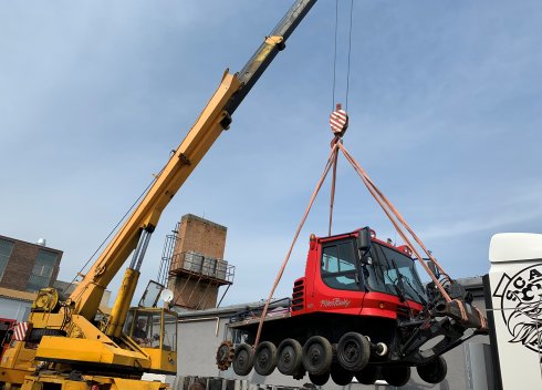 Nasledovala úspešná vykládka stroja PistenBully 300 spolu s pásmi, radlicou a frézou.