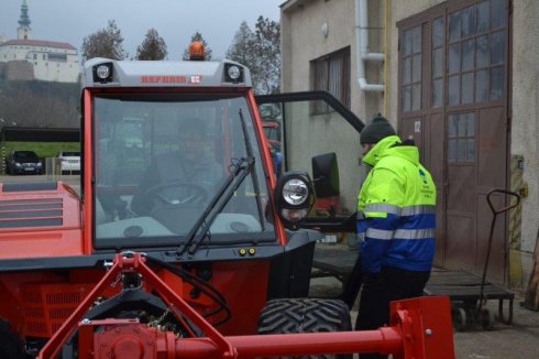 Vedúci servidsu Pavol Belan ešte urobí školenie pre budúceho šoféra Metracu.