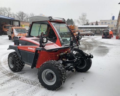 Hydraulické odpruženie čelného aj zadného trojbodového závesu znižuje vibrácie pri presunoch stroja po cestách.