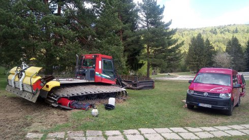 Skontrolovaný stroj je pripravený na novú sezónu v teréne krásnych slovenských svahov.
