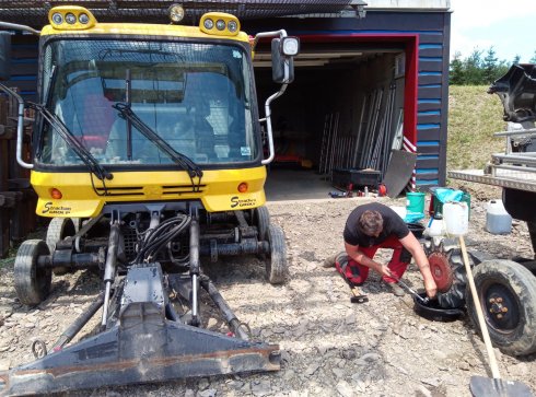 Ak sú potrebné nevyhnutné opravy v akomkoľvek smere, naši mechanici sú k dispozícii.