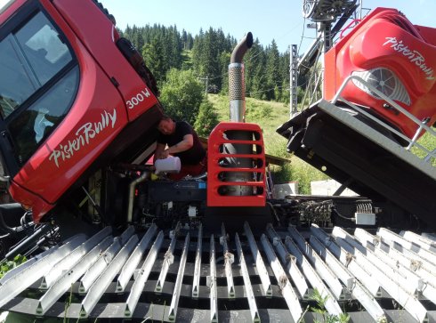 Náš servisný mechanik Róbert medzitým vymieňa dolieva všetky potrebné oleje na prevádzku stroja.