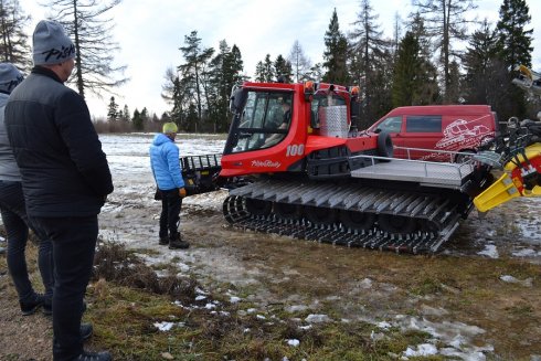 Sezóna 2019-2020 môže začať - zľava Peter Rovder, Marek Repaský, Jaroslav Rusnáčik a Marián Baláž z LNC a naši mechanici Ivan a Robo.