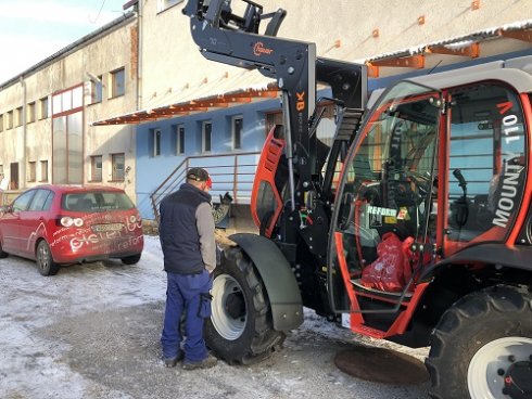 Mohutné kolesá zabezpečujú stroju Reform Mounty 110 V úplnú stabilitu na lúkách a svahoch až do 40°.