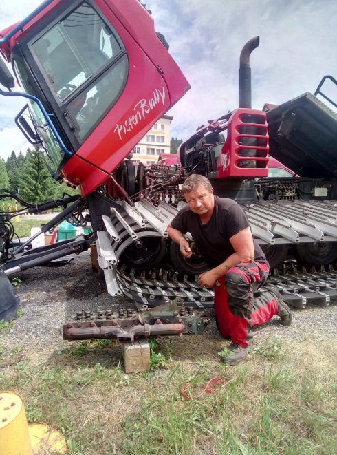 Róbert Krištofiak kontroluje stav stroja spolu s demontážou hlavy motora