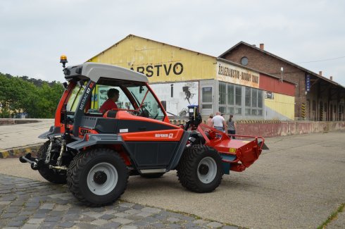 Metrac pokračuje v ceste a prechádza ďalšie metre...