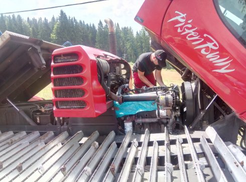 Kolega Ivan Horváth vymieňa nový vzduchový filter na rolbe PistenBully