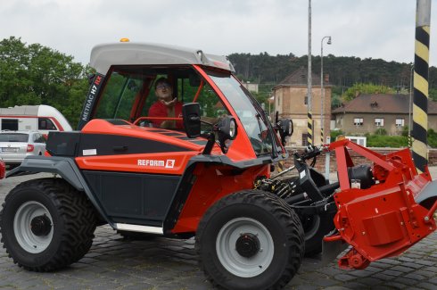 Servisný mechanik Pavol Belan v dobrej nálade počas jazdy na stroji.