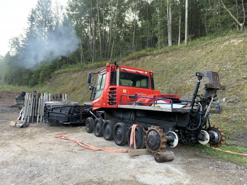 Snežná rolba PistenBully 300 v Bachledke pripravená na prevoz.