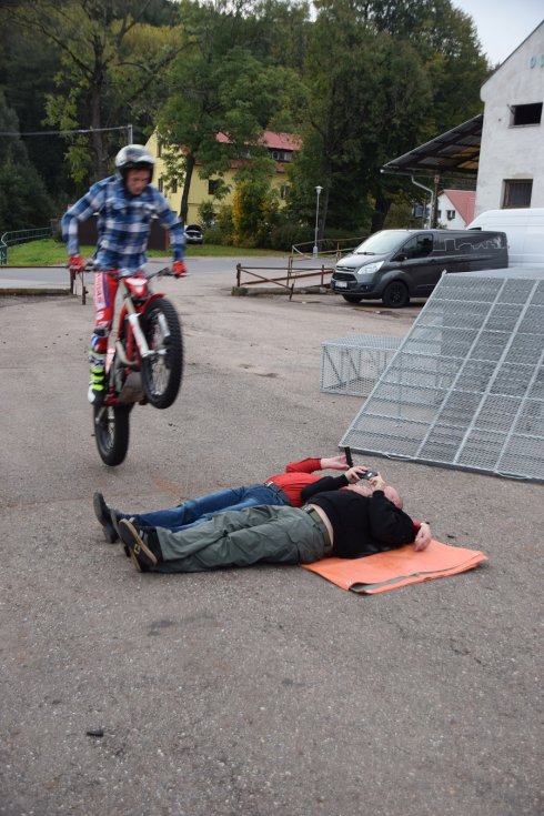 O adrenalín nebola núdza. Martin na svojej motorke skákal cez niektorých z nás.