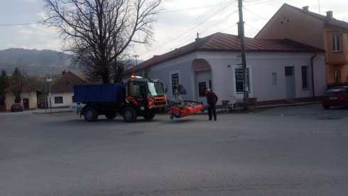 Starosta obce a vodiči sa tešia z nového pomocníka.