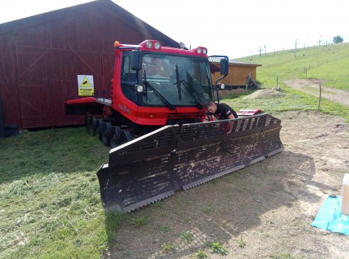 Stroj PistenBully čaká na posezónny servis.