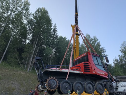 Nakládka stroja prebiehala v poriadku - stroj sa naložil na kamión pomocou žeriavu.