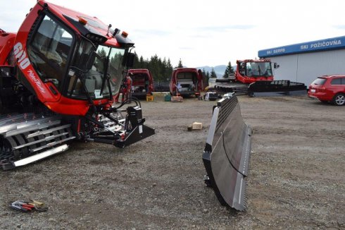 S našimi červenými servisnými vozidlami sme v deň odovzdávania previedli údržbu i na ostatných strojoch PistenBully, ktoré na stredisku pôsobia.