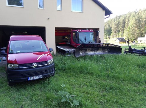 Snežný stroj PistenBully pripravený na svoj posezónny servis.