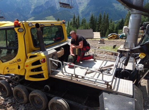 Róbert na PistenBully 400 vymieňa základné filtre pre správny pochod stroja.