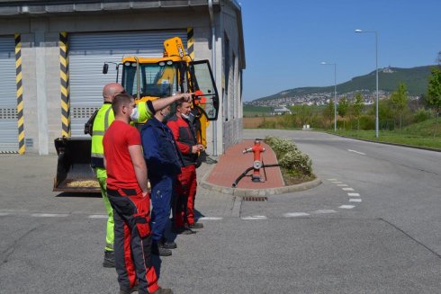 Naši kolegovia Ivan a Robo intenzívne diskutujú so zákazníkom o využití nového príslušenstva.