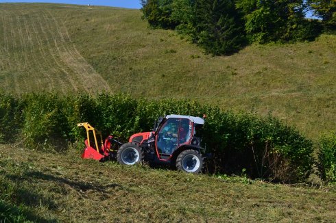 Elektro-hydraulické odľahčenie trojbodového závesu a tlmenie vibrácií.