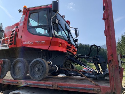 Zabezpečená snežná rolba PistenBully 300W Kandahar sa čoskoro predstaví v novom teréne.