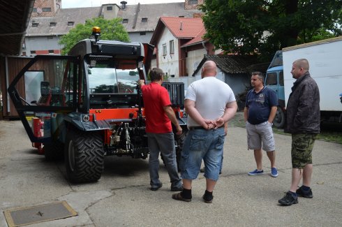 Po odovzdaní a zaškolení nasledovala ešte neformálna diskusia medzi našimi zamestnancami a budúcimi vodičmi nového stroja.