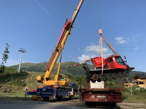 Pomocou žeriavu sa zabezpečila nakládka stroja na kamión.