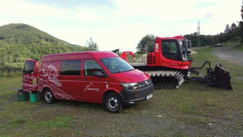 Servisné vozidlo TopKarMoto SK pripravené na posezónny servis PistenBully.