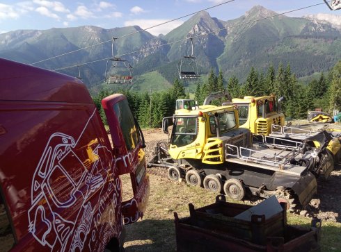 Naši mechanici majú tie najkrajšie výhľady - posezónka na stroje PistenBully sa vykonávala počas krásneho počasia.