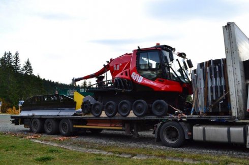 Nový stroj PistenBully 600 W Polar práve dorazil na miesto odovzdania.