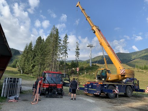 Kolegovia zo servisného tímu v prípravách na nakládku a prevoz stroja.