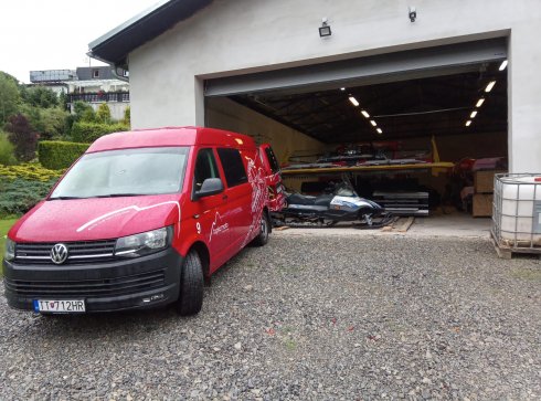 Servisný tím dorazil na dohodnuté miesto posezónneho servisu, aby vykonali prehliadku dvoch strojov PistenBully.