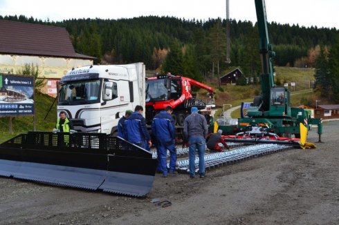 Budúci vodiči tejto rolby obdivujú pripravené pásy, frézu aj radlicu.