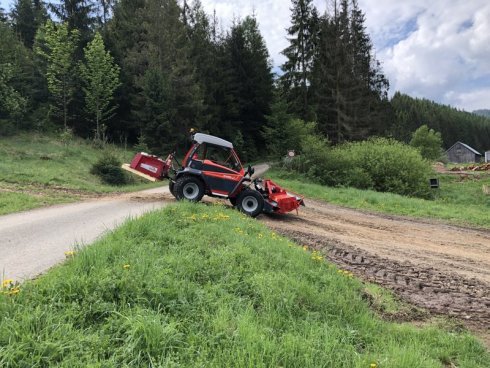 Stroju Reform Metrac H7 RX nerobí problém žiaden kopček ani kopec.