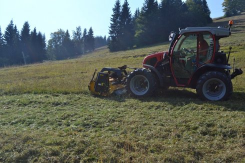 Horský traktor REFORM MOUNTY 110V s pracovným adaptérom, čelným mulčovačom.