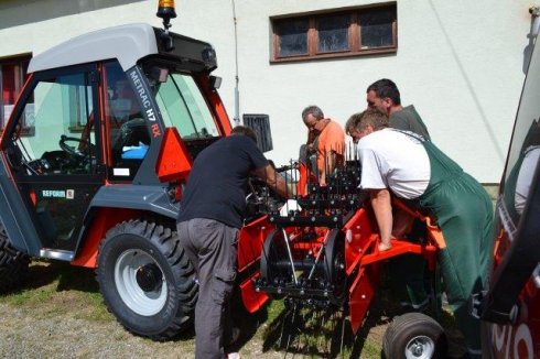 Pavol Belan školí obsluhu stroja aj pre prácu s pracovnými adaptérmi, komplexné informácie sú zárukou bezproblémovej práce so strojom