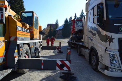 Róbert a Ivan sa chystajú na zloženie rolby PistenBully 400.