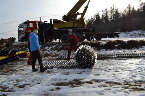 Kompletizácia pásov na PistenBully 100 - na fotke pán Marek Repaský, vodič SPV, Robo a Ivan, naši mechanici.